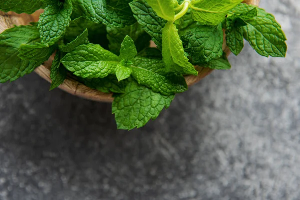 Close View Fresh Mint Leaves Dark Concrete Background — Stock Photo, Image