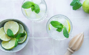 Taze limon ve meyve suyu ile buzlu soğuk limonata. Bardakta yaz içkisi 
