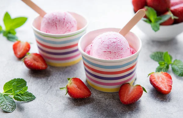 Hausgemachtes Erdbeereis Mit Frischen Erdbeeren Süßes Sommerdessert Aus Beeren Konkreter — Stockfoto