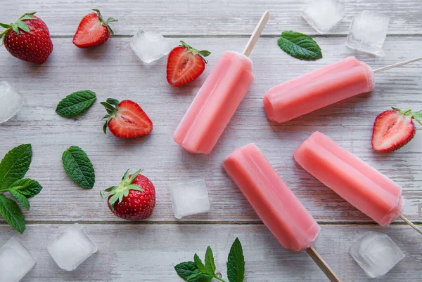 Homemade Frozen Strawberry Ice Cream Popsicles Fresh Strawberries Concrete Background — Stock Photo, Image