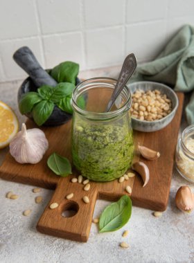 Taze pesto sosu. Yeşil fesleğen pesto. Pesto sosu için malzemeler - Taze fesleğen, çam fıstığı, zeytinyağı ve peynir
