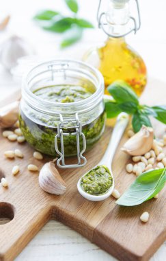 Taze pesto sosu. Yeşil fesleğen pesto. Pesto sosu için malzemeler - Taze fesleğen, çam fıstığı, zeytinyağı ve peynir