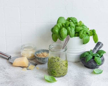 Taze pesto sosu. Yeşil fesleğen pesto. Pesto sosu için malzemeler - Taze fesleğen, çam fıstığı, zeytinyağı ve peynir