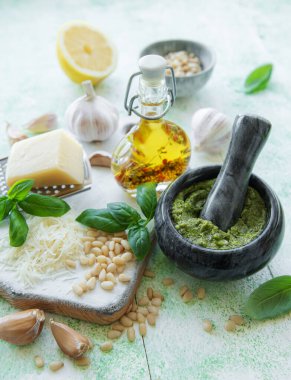 Taze pesto sosu. Yeşil fesleğen pesto. Pesto sosu için malzemeler - Taze fesleğen, çam fıstığı, zeytinyağı ve peynir