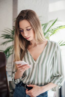 Ofisindeki bilgisayarda çalışan genç bir kadın.