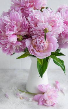 Güzel bir buket çiçek: bir kaptaki pembe şakayıklar