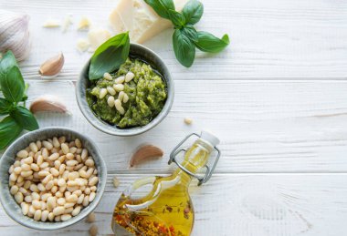 Taze pesto sosu. Yeşil fesleğen pesto. Pesto sosu için malzemeler - Taze fesleğen, çam fıstığı, zeytinyağı ve peynir