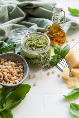 Taze pesto sosu. Yeşil fesleğen pesto. Pesto sosu için malzemeler - Taze fesleğen, çam fıstığı, zeytinyağı ve peynir