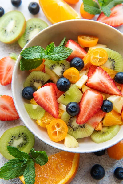 Salada Frutas Frescas Saudável Uma Tigela Fundo Madeira — Fotografia de Stock