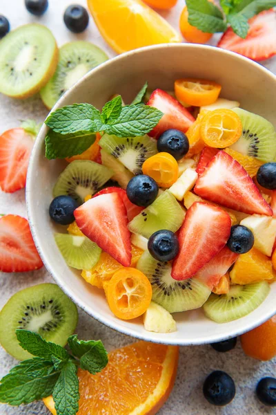 Ensalada Frutas Frescas Saludables Tazón Sobre Fondo Madera — Foto de Stock