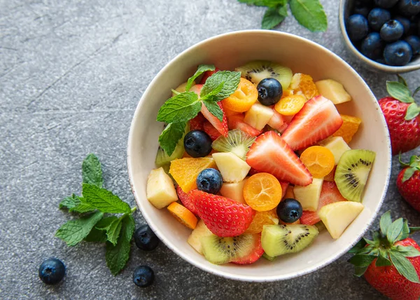 Ensalada Frutas Frescas Saludables Tazón Sobre Fondo Hormigón —  Fotos de Stock