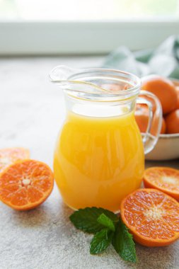 Taze meyveli taze portakal suyu.