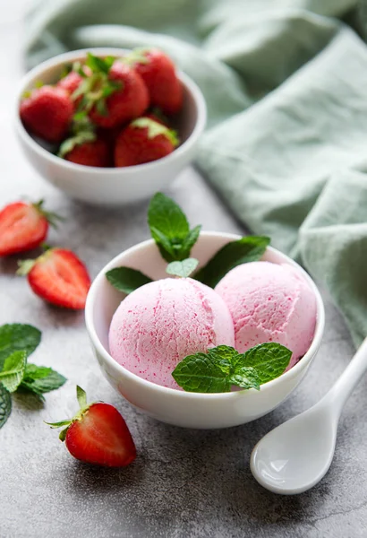 Taze Çilekli Yapımı Çilekli Dondurma Tatlı Çilekli Yaz Tatlısı Somut — Stok fotoğraf