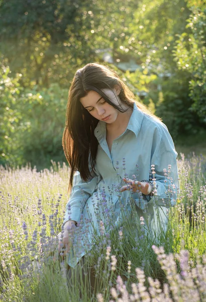 Beautiful Young Girl Lavender Field Sunset Attractive Young Female Outdoors — Foto Stock