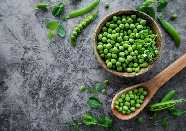 Skål Med Unga Färska Saftiga Skida Gröna Ärtor Hälsosamma Ekologiska — Stockfoto