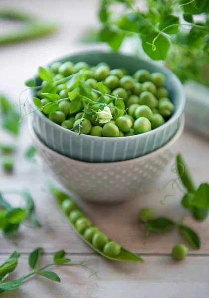 緑のエンドウ豆の若い新鮮なジューシーなポッドでボウル 健康的な有機食品 — ストック写真