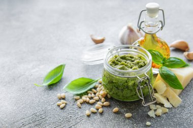 Taze pesto sosu. Yeşil fesleğen pesto. Pesto sosu için malzemeler - Taze fesleğen, çam fıstığı, zeytinyağı ve peynir