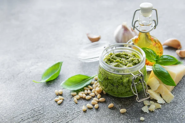 Molho Pesto Acabado Fazer Pesto Manjericão Verde Ingrediente Para Molho — Fotografia de Stock