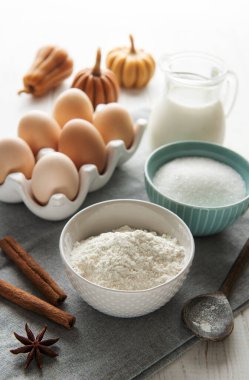 Hamur tarifi malzemeleri beyaz kırsal ahşap mutfak masasında.