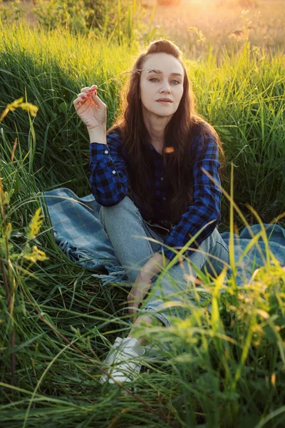 Portrait Beautiful Young Woman Meadow Watching Sunset Enjoying Nature Summer — ストック写真