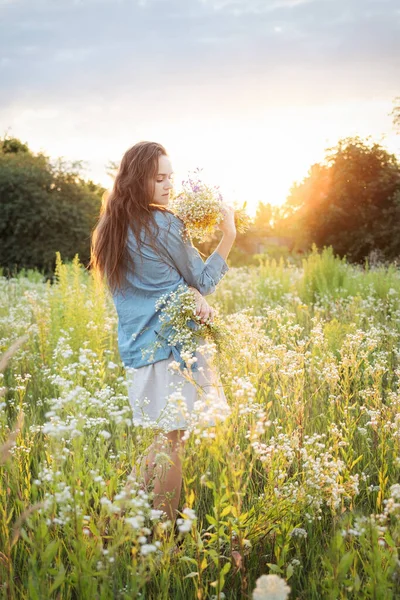 Beautiful Young Woman Holding Wildflowers Bouquet Walking Flower Field Sunset — Stock Photo, Image