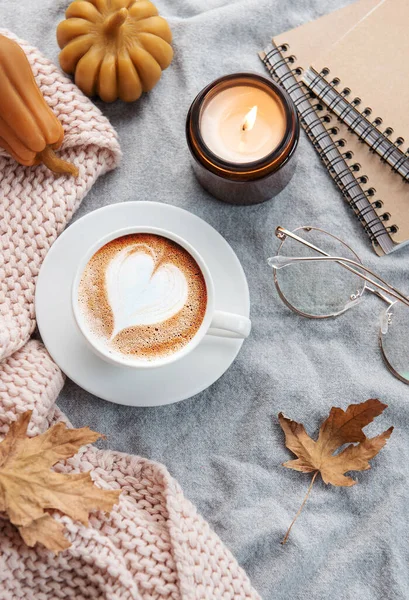 Tasse Kaffee Mit Saisonalen Herbstlichen Gewürzen Keksen Und Herbstdekor Traditionelles — Stockfoto