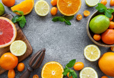 Tahta bir masada dilimlenmiş taze narenciye.