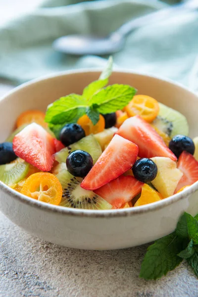 健康的新鲜水果沙拉放在木制底座的碗里 — 图库照片