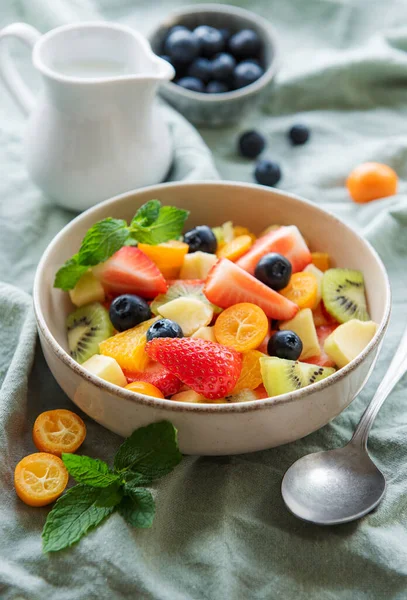 Gesunder Frischer Obstsalat Einer Schüssel Auf Betongrund — Stockfoto