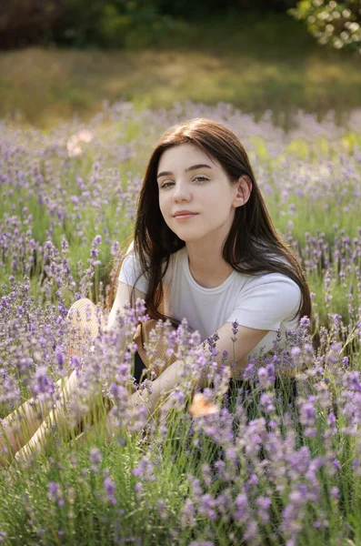 Beautiful Young Girl Lavender Field Sunset Attractive Young Female Outdoors — ストック写真
