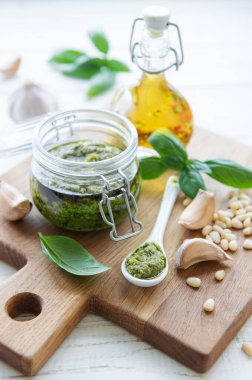 Taze pesto sosu. Yeşil fesleğen pesto. Pesto sosu için malzemeler - Taze fesleğen, çam fıstığı, zeytinyağı ve peynir