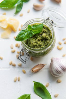 Taze pesto sosu. Yeşil fesleğen pesto. Pesto sosu için malzemeler - Taze fesleğen, çam fıstığı, zeytinyağı ve peynir