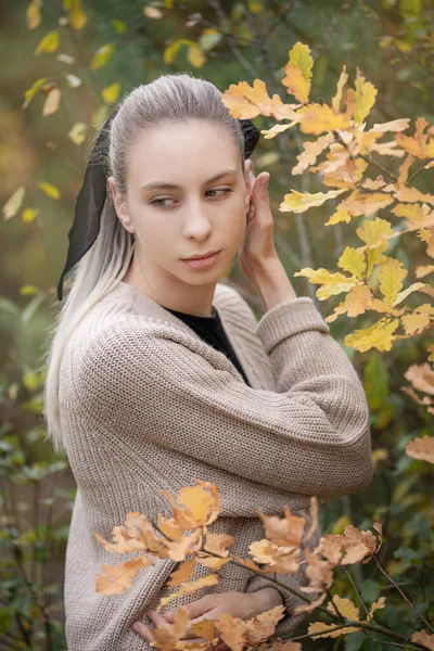 Schöne Mädchen Einem Sonnigen Tag Wald — Stockfoto