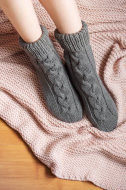 Samimi örgü çoraplı genç bir kızın bacakları. Ekose çorap giymiş kadın bacakları. Isınma mevsimi kavramı