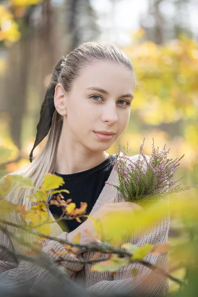 Menina Bonita Dia Ensolarado Floresta — Fotografia de Stock