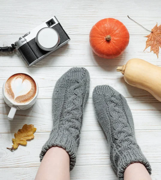 Beine Eines Mädchens Stricksocken Auf Einem Hölzernen Hintergrund Neben Kürbissen — Stockfoto