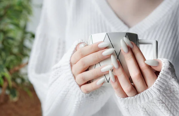 Belas Mãos Uma Jovem Com Manicura Branca Pregos Menina Uma — Fotografia de Stock