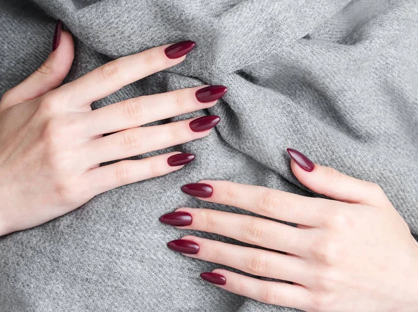 Prachtige Handen Van Een Jonge Vrouw Met Donkerrode Manicure Nagels — Stockfoto