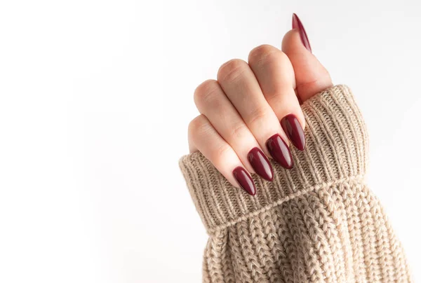 Tangan Yang Indah Dari Seorang Wanita Muda Dengan Manikur Merah — Stok Foto