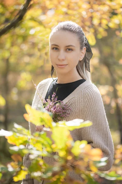 Belle Fille Par Une Journée Ensoleillée Dans Forêt — Photo