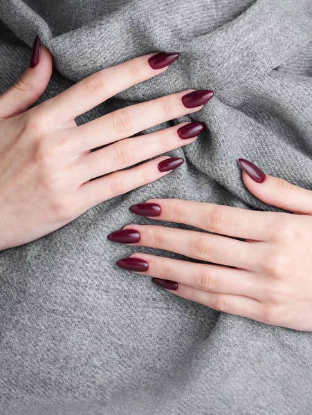 美丽的手一个年轻的女人与黑暗的红色指甲修指甲 秋冬美容美发设计理念 — 图库照片