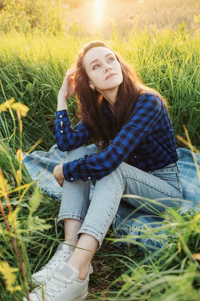 Portrait Beautiful Young Woman Meadow Watching Sunset Enjoying Nature Summer — Foto Stock