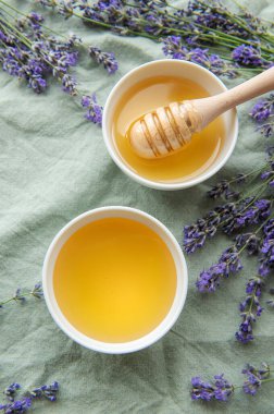 Bal kaseleri, bal peteği ve lavanta çiçekleri