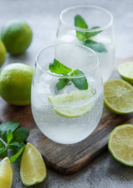 Taze limon ve meyve suyu ile buzlu soğuk limonata. Bardakla yaz içkisi