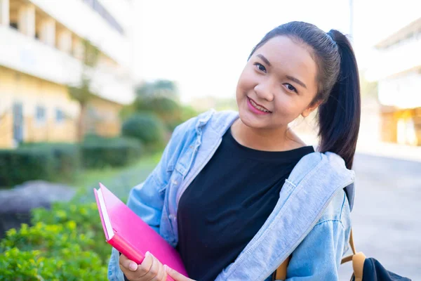 Felice Studente Ragazza Tenere Libro Zaino Scuola Ragazza Asiatica — Foto Stock