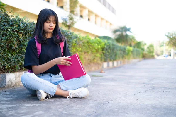 Estudiante Joven Con Mochila Rosa Sentado Foor Con Fondo Escolar —  Fotos de Stock