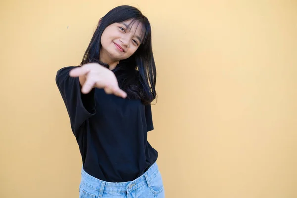 Senyum Potret Gadis Muda Setengah Tubuh Gadis Asia — Stok Foto