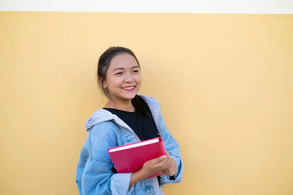 Felice Studente Giovane Ragazza Con Libro Rosa Sfondo Marrone — Foto Stock