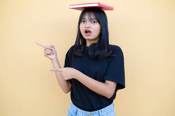 Retrato Estudante Jovem Fundo Laranja Menina Asiática — Fotografia de Stock