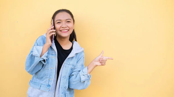 Retrato Bonito Jovem Desgaste Jaqueta Jean Falando Com Celular Laranja — Fotografia de Stock